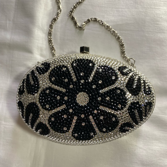 The perfect bay company metal purse with crystals and silver chain strap - Picture 5 of 12